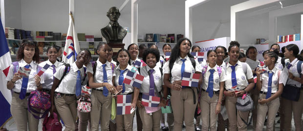 Estudiantes acuden a la Feria Internacional del Libro.