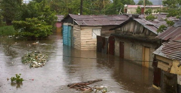 Decenas de viviendas resultaron inundadas durante varias horas por las lluvias en Santiago.