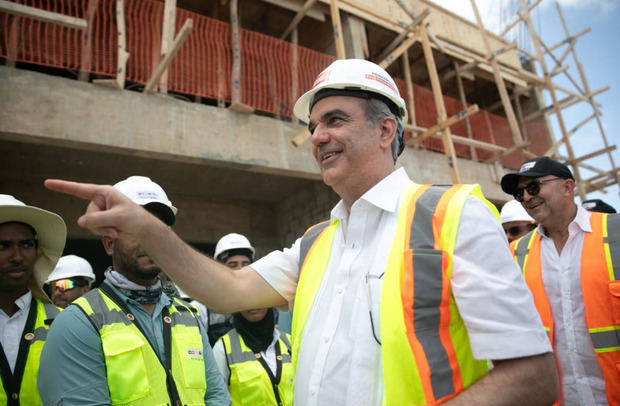 Visita del presidente Abinader a la  construcción hotel Iberostar.