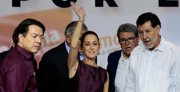 La exjefa de Gobierno de Ciudad de México, Claudia Sheinbaum (c) celebra su designación como candidata presidencial del 2024 durante una conferencia de prensa.