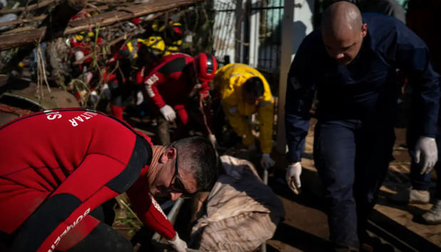 Bomberos retiran el cuerpo de una persona fallecida tras el paso de un ciclón extratropical, en Roca Sales, municipio de Rio Grande do Sul (Brasil). 