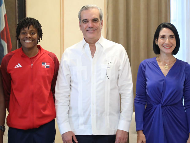 Marileidy Paulino, Luis Abinader y Raquel Arbaje.