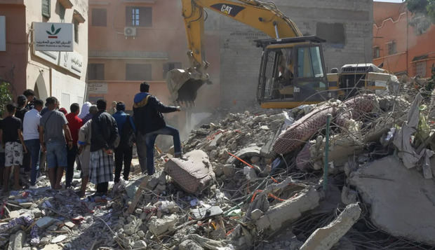 Una máquina excavadora ayuda en las tareas de búsqueda de supervivientes entre los escombros de edificios derruidos en la población de Amizmiz, situada a unos 30 kilómetros del epicentro del terremoto.