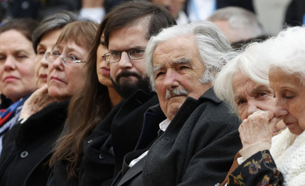 El presidente de Chile, Gabriel Boric (i) junto al expresidente de Uruguay, José Mujica (d) en el acto celebrado en el Palacio de la Moneda, en Santiago, para conmemorar el 50 aniversario del golpe de Pinochet.