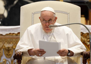 El papa regresa al Vaticano tras someterse a un control médico programado en el hospital