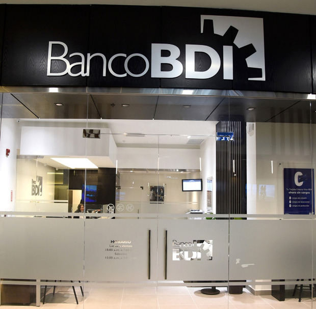 Fachada de sucursal del Banco BDI en Blue Mall Santo Domingo.