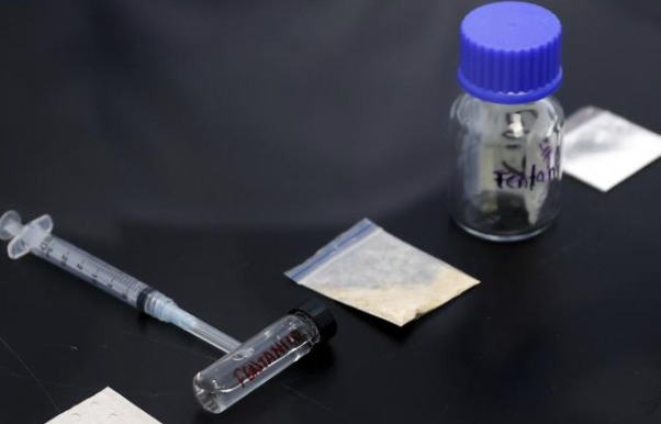 Fotografía del proceso de análisis del opioide sintético fentanilo realizado por científicos de la Dirección de Antinárcoticos de Colombia en su laboratorio químico de investigación.