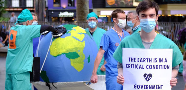 Manifestantes contra el cambio climático toman las calles de Londres, en el Reino Unido.