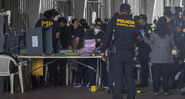 Funcionarios de la Fiscalía de Guatemala revisan cajas con votos de las pasadas elecciones en Ciudad de Guatemala (Guatemala), en una fotografía de archivo.