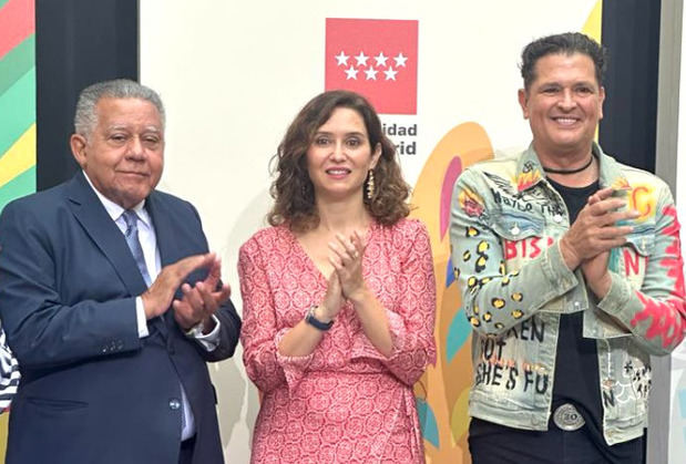 El embajador Juan Bolívar Díaz, la presidenta de la Comunidad de Madrid Isabel Díaz Ayuso y el cantante Carlos Vives.