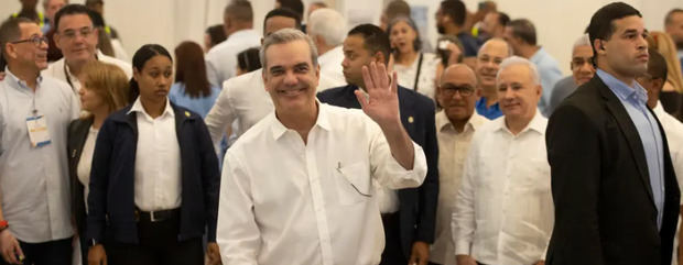 El presidente dominicano, Luis Abinader, vota en las elecciones primarias del Partido Revolucionario Moderno (PRM) hoy, en Santo Domingo (República Dominicana). 