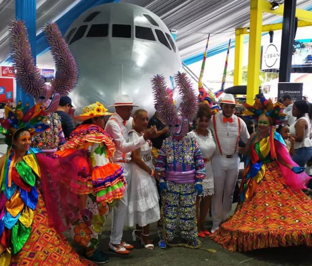 Dinamismo, fiesta y colorido se apoderó del Stand de Turismo en Cada Rincón.