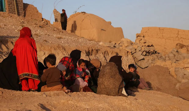 Afectados por el terremoto esperan ayuda en Herat, Afganistán.