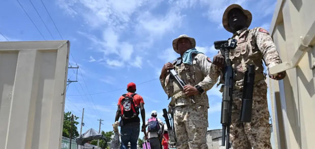 Fotografía de archivo de militares dominicanos que vigilan la frontera en Dajabón.