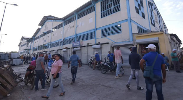 Algunos comerciantes dominicanos caminan en el mercado binacional, el de mayor actividad comercial en la frontera.