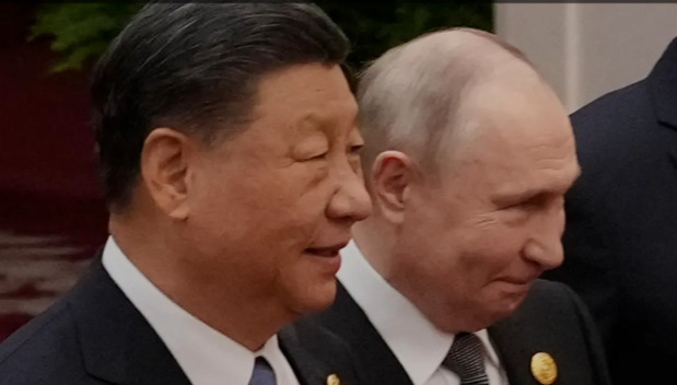 El presidente chino Xi Jinping (i) y el presidente ruso Vladimir Putin.
