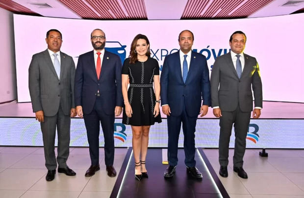 El administrador general de Banreservas, Samuel Pereyra, anuncia la tasa de Expomóvil Banreservas. Ysidro García, Francisco Elías, Noelia García de Pereyra, Samuel Pereyra y José Almonte durante la inauguración de Expomóvil Banreservas.