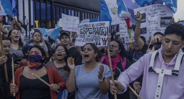 Miles de guatemaltecos conmemoraron el aniversario de la revolución ocurrida en el país centroamericano en 1944.