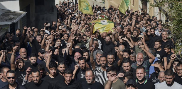 Los partidarios del grupo militante libanés Hezbollah y sus familiares llevan el ataúd del combatiente de Hezbollah Bilal Rmeity.