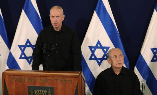 El primer ministro de Israel, Benjamin Netanyahu (d), y el ministro de Defensa, Yoav Gallant (i).