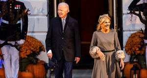 Una Jill Biden disfrazada de gata da libros a los niños por Halloween en la Casa Blanca