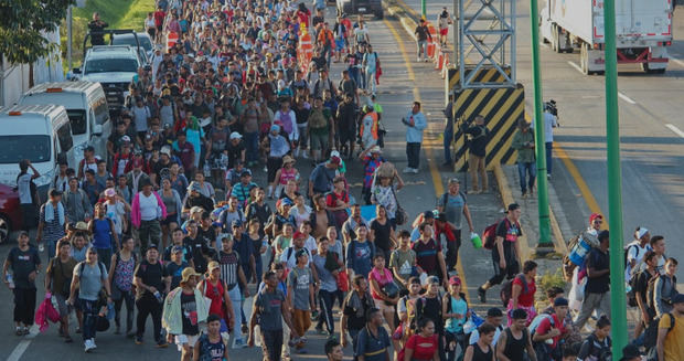 1.200 migrantes salen desde el sur mexicano para unirse a la caravana más numerosa del año.