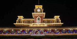 Entrada del parque temático Magic Kingdom, adornada con motivos navideños, en Lake Buena Vista.