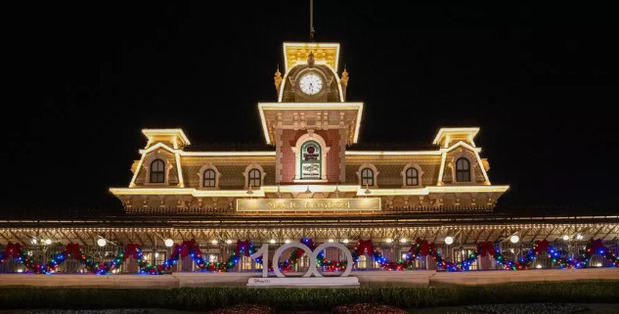 Entrada del parque temático Magic Kingdom, adornada con motivos navideños, en Lake Buena Vista.