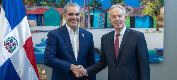 Luis Abinader y Tony Blair.