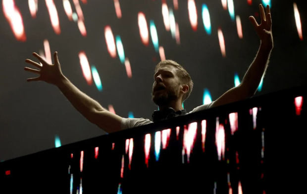 El DJ, cantante, productor y compositor escocés, Calvin Harris, durante su actuación en el festival Primavera Sound.