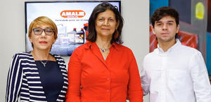 Leonor Sosa (Coordinadora de Mercadeo Petroquímicos Automotrices), Sonia Perozo (fundadora y presidenta de la fundación Rescatando Mariposas) y Claudio Emilio Hirujo.