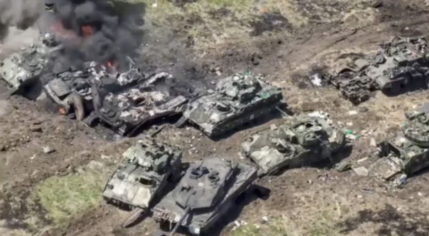 Tanques destruidos en combate en la región de Zaporizhzhia, al sur de Ucrania.
