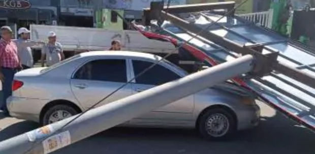 Dos personas resultan heridas al caer valla publicitaria de Ulises Rodríguez en Santiago.