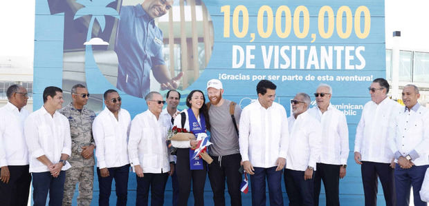 Comitiva en el Aeropuerto Internacional de Punta Cana recibe de manera simbólica al pasajero 1o millones. 