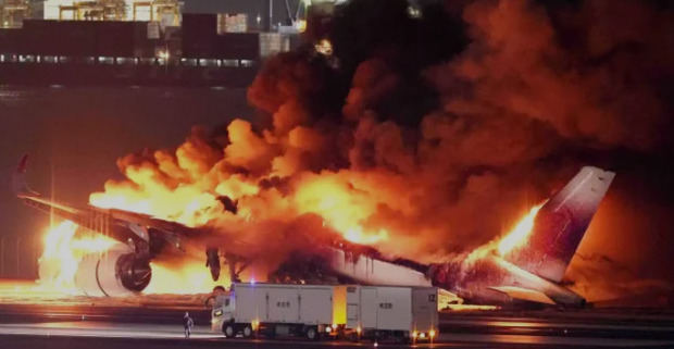 El choque ocurrido  en la pista del aeropuerto de Haneda, en Tokio.