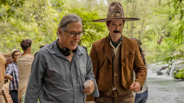 El director Rodrigo Prieto y el actor Manuel García-Rulfo en una imagen tomada durante la filmación de la película “Pedro Páramo”.