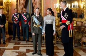 La princesa Leonor, la reina Letizia y el rey Felipe VI durante la recepción este sábado en el Palacio Real con motivo de la Pascua Militar. 