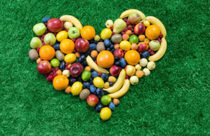 Frutas variadas y coloridas: ricas en compuestos cardiosaludables.