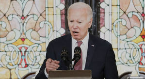 Biden alerta en una iglesia afroamericana sobre el 