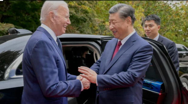 Presidente estadounidense Joe Biden (i) y el presidente chino Xi Jinping.