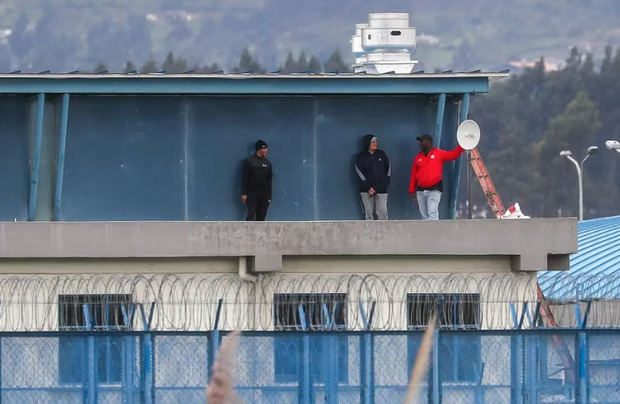 Reclusos permanecen en el techo del Centro de Rehabilitación Social Sierra Centro Norte Cotopaxi, en Latacunga (Ecuador), el 10 de enero de 2024.