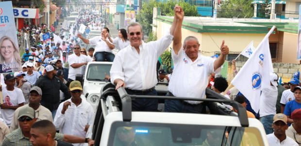 Abinader encabeza caravana en apoyo a candidatos municipales de Monte Plata.