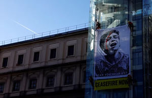 Activistas de Greenpeace escalan el Museo Reina Sofía, en Madrid, contra la guerra en Gaza