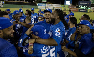 Jugadores de Tigres del Licey celebran luego de ganar la serie final de la Liga de Béisbol Profesional de la República Dominicana.