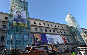 Activistas de Greenpeace escalan el Museo Reina Sofía, en Madrid, contra la guerra en Gaza