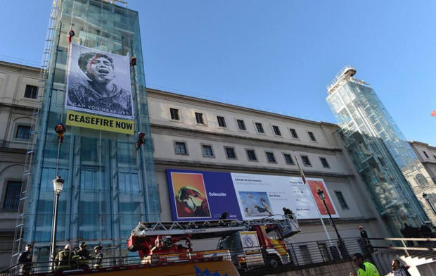 Un grupo de activistas de Greenpeace ha escalado hoy el Museo de Arte Reina Sofía para denunciar los ataques de Israel en Gaza y reclamar un alto el fuego.