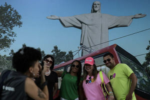 Fotografía de archivo, tomada en enero de 2023, en la que se registró a un grupo de turistas al posar para fotografías, antes de abordar el tren del Corcovado, en Río de Janeiro (Brasil). 
