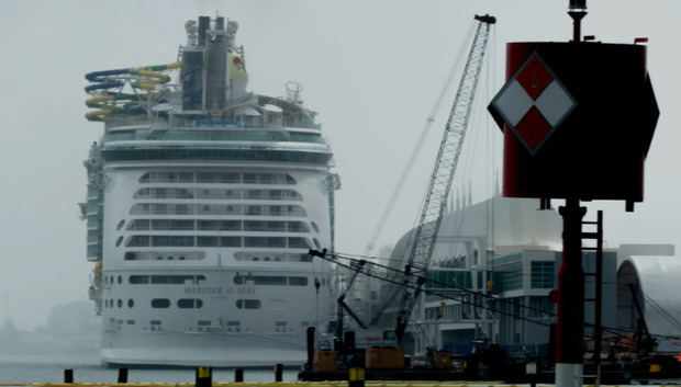 Crucero atracado en la Bahía de Miami, Florida (EE.UU).