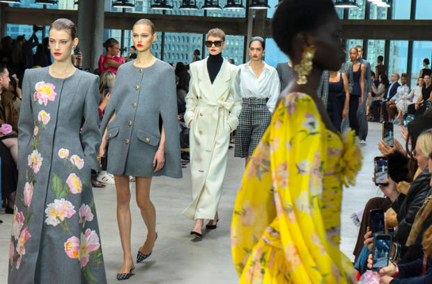 Carolina Herrera propone siluetas femeninas, flores y volantes para el otoño.