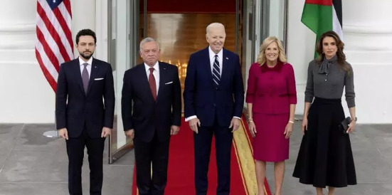 El presidente estadounidense Joe Biden (C) y la primera dama Jill Biden (2-d) posan para hacer fotos con el rey Abdalá II (2-i), la reina Rania Al Abdullah (d). 